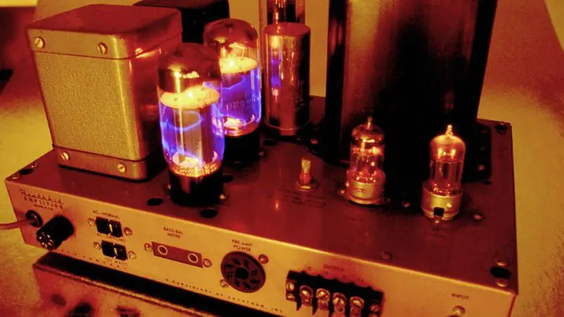 vacuum tube amplifier with glowing tubes