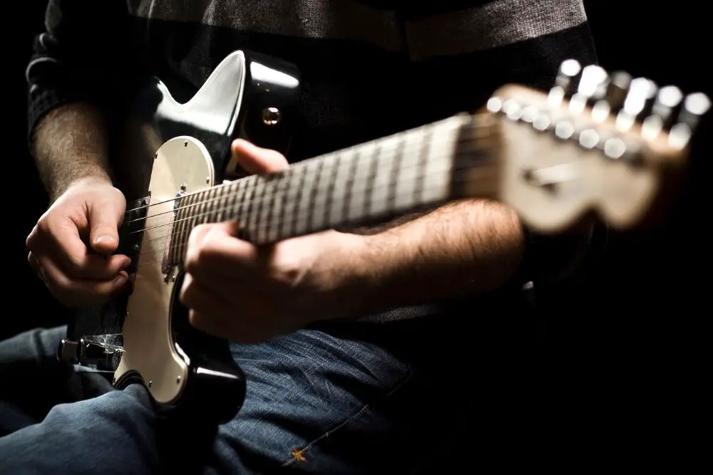 play-electric-guitar-without-amplifier